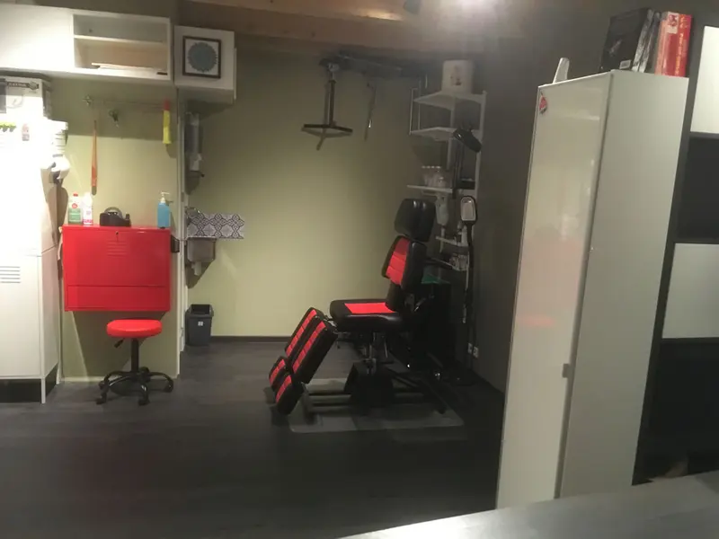 Werkplek in de studio met tattoostoel