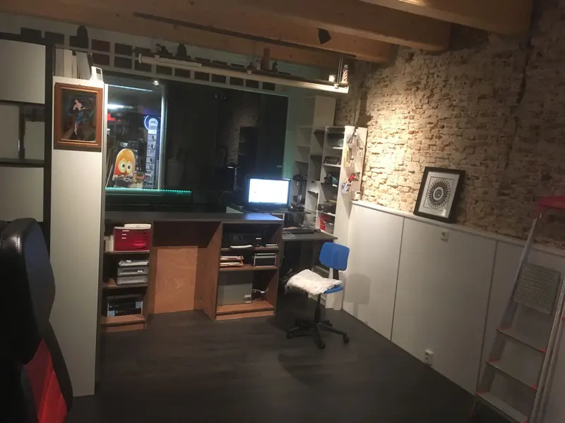Interieur van de studio met tattoostoel en werkplek