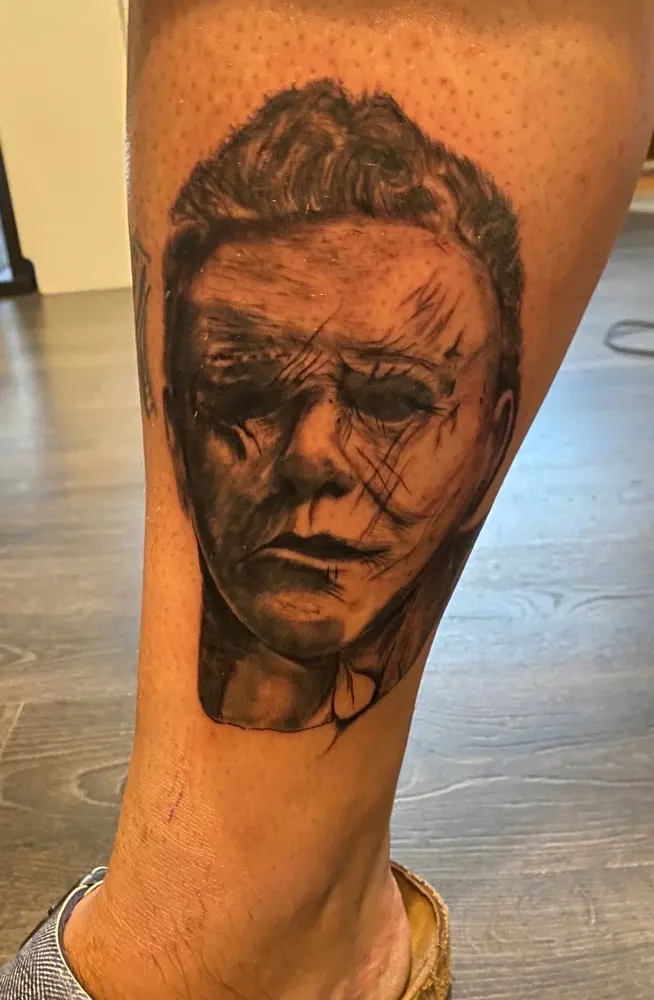 Realistisch horror-portret in black & grey op een kuit