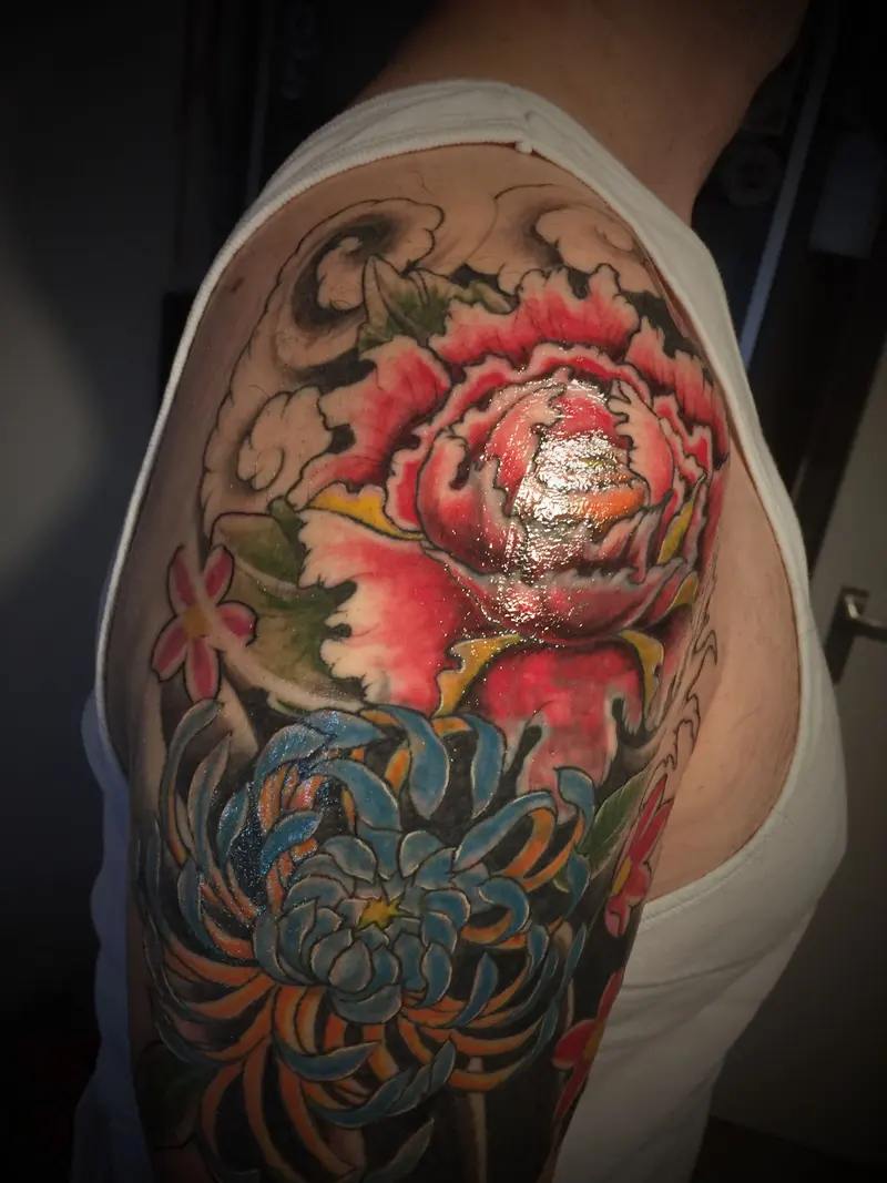 Japanse pioenroos in rood met chrysanten in blauw