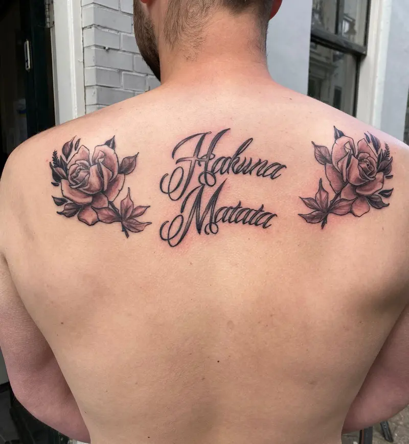 Hakuna Matata in script tussen twee rozen
