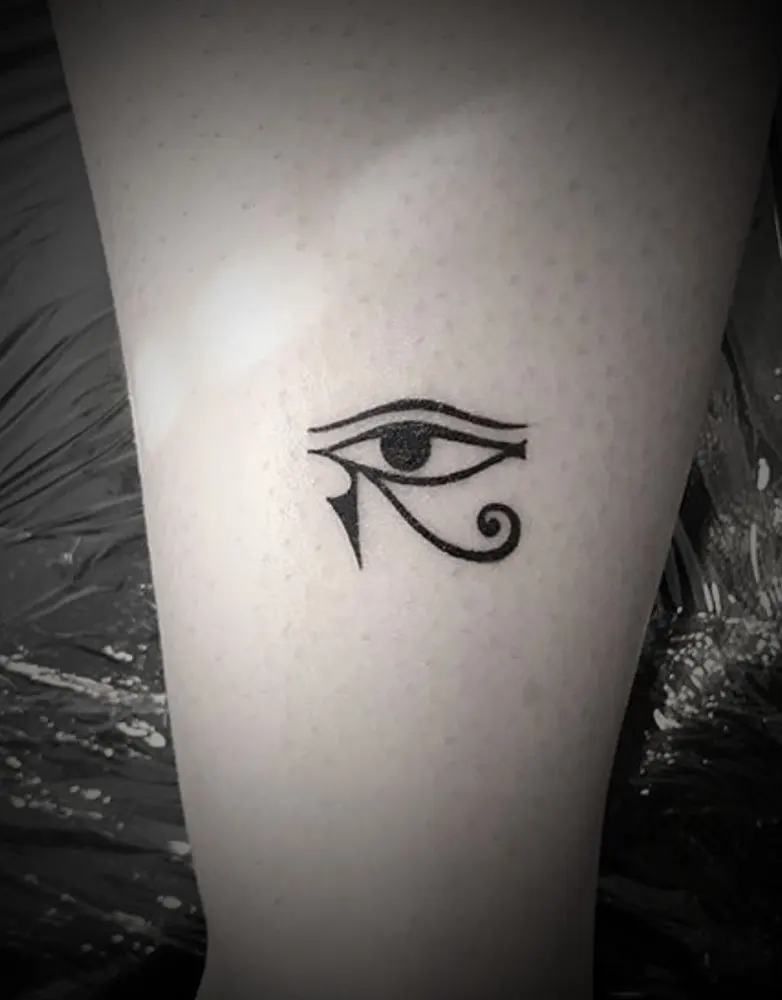 Oog van Horus in strak zwart