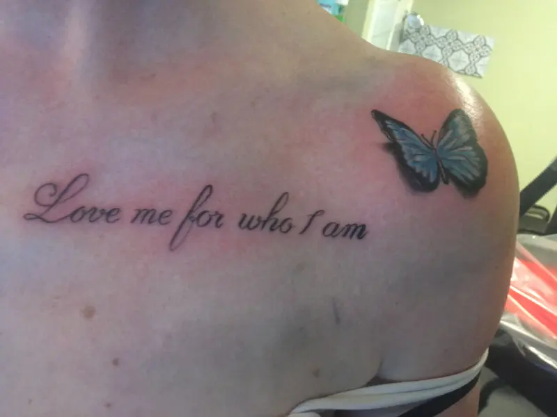 Tekst in handschrift met blauwe vlinder