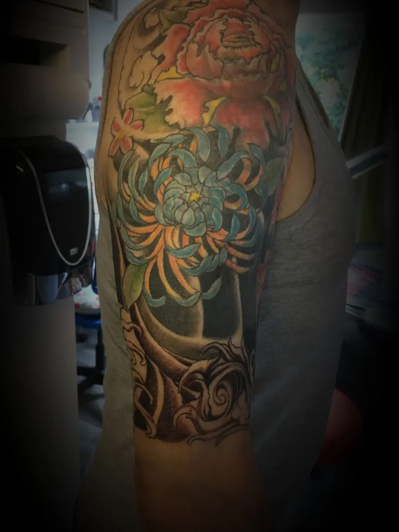 Japanse sleeve met chrysanten in kleur