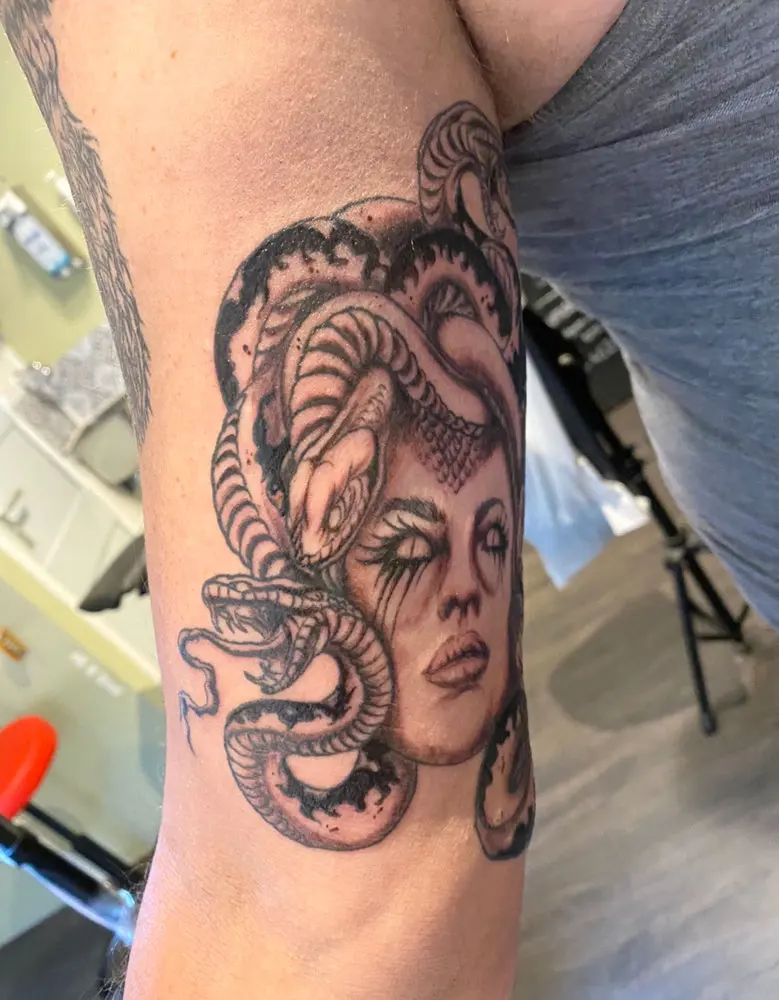 Medusa met slangen in black & grey