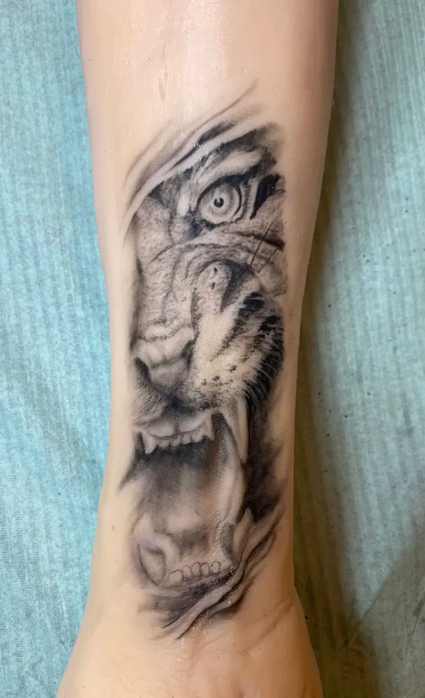 Realistische black & grey tijgerkop op een onderarm