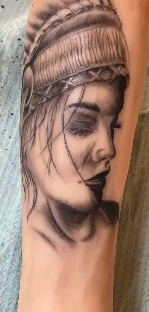 Realistisch vrouwenportret in black & grey met losse haren
