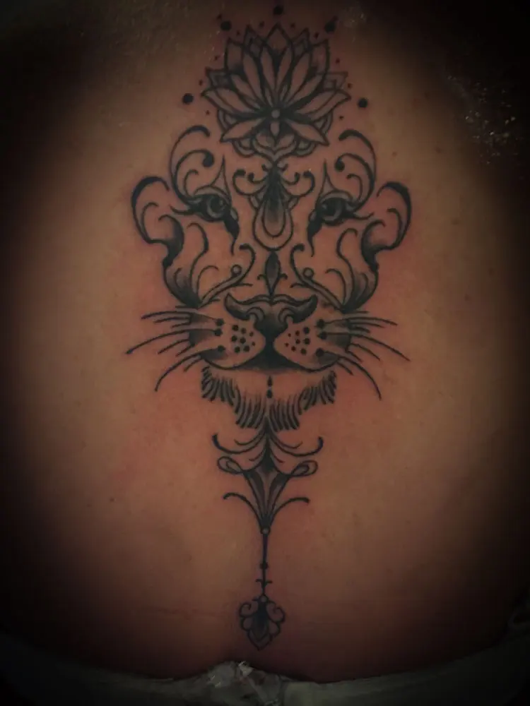 Symmetrische ornamentale leeuwenkop