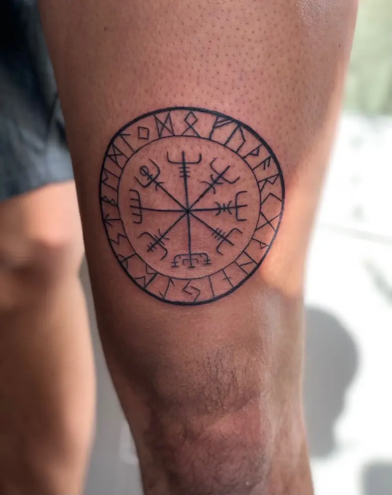 Vegvisir met runenring op een kuit