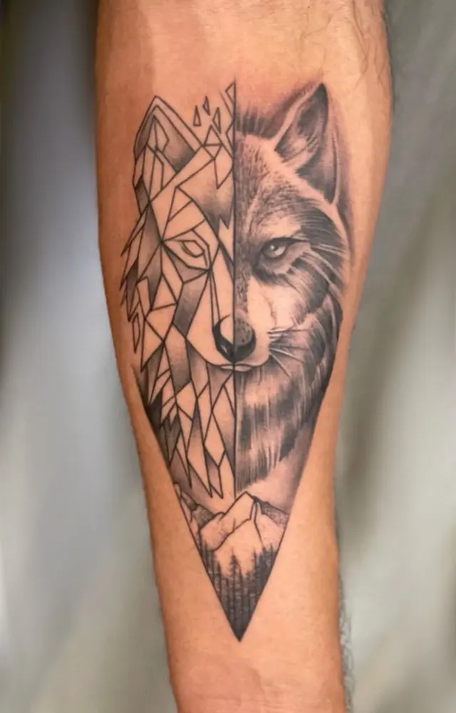 Wolf half realistisch, half geometrisch op een onderarm