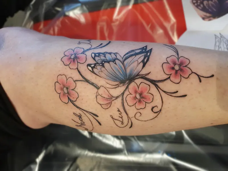 Roze bloesems met blauwe vlinder