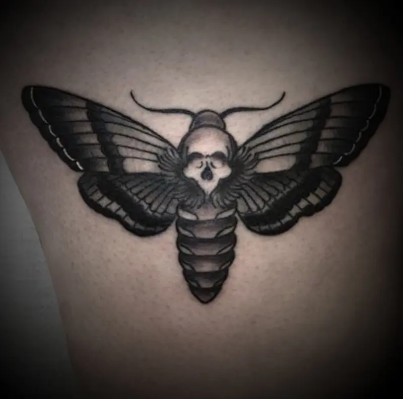 Doodshoofdvlinder met schedel in blackwork